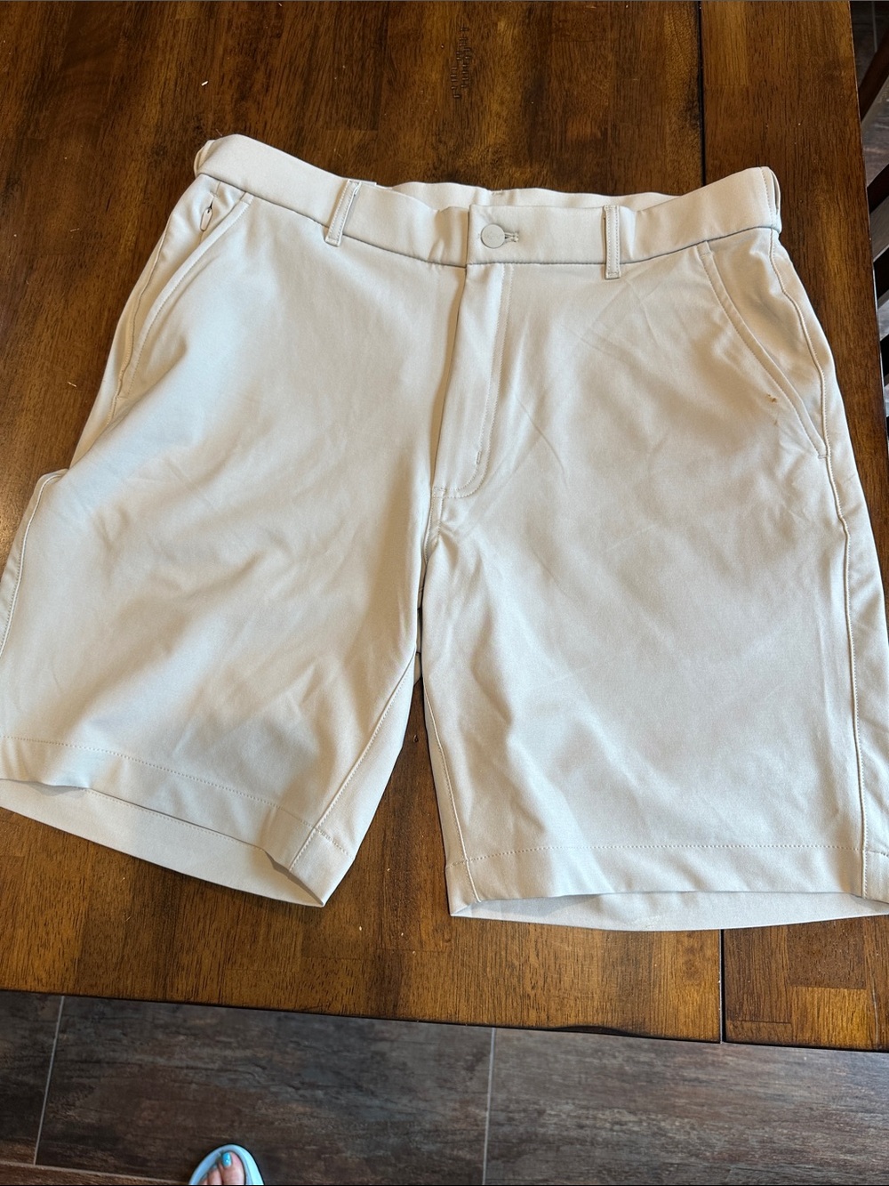 Greg Norman Collection Men's Shorts in Light Beige Golf Style 128492 Sz 34 8.5”